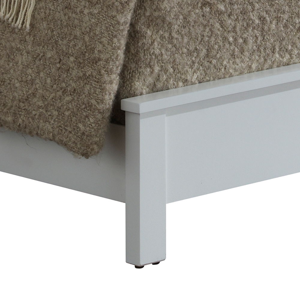 Bed With Transitional Design Stylish