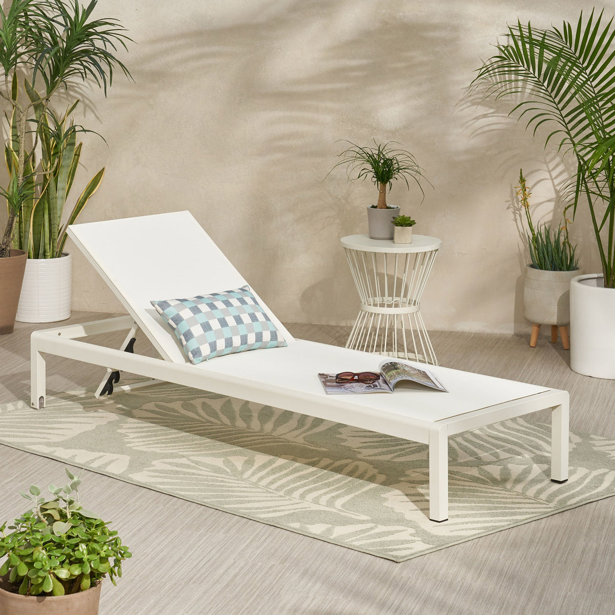 Outdoor Patio Chaise Lounge With 5 Reclining Positions