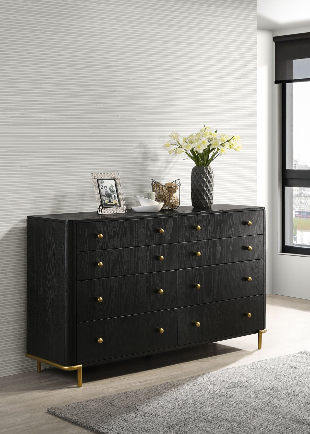 Arini 8-Drawer Dresser in Black