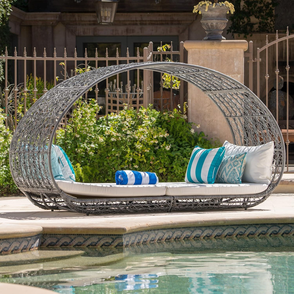 Abigal - Outdoor Wicker Daybed With Cushion