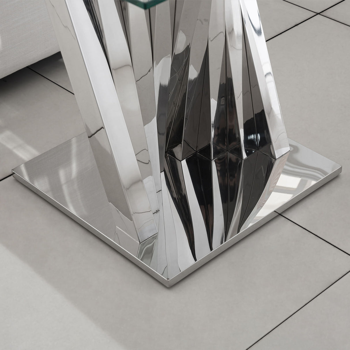 Table With Twisted Fan Shaped Legs