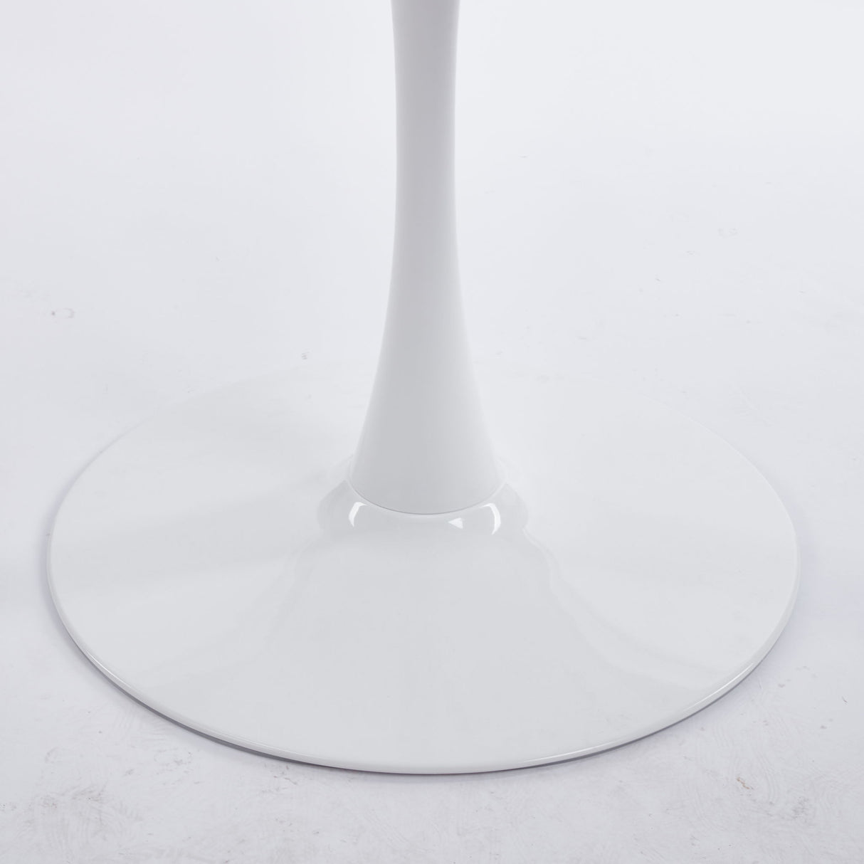 Mid-Century Tulip Dining Table With Round Top