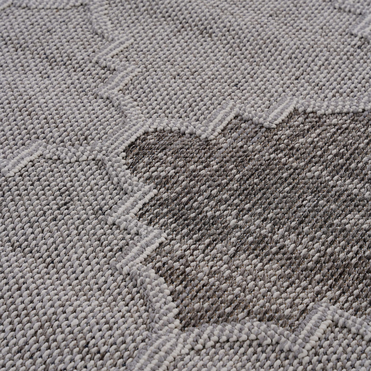 Guros - 8' X 10' Trellis Indoor / Outdoor Area Rug - White / Gray