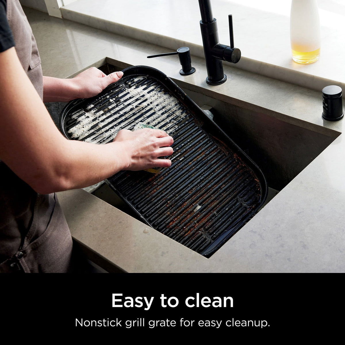 Cleaning the removable Ninja OG853A grill grate