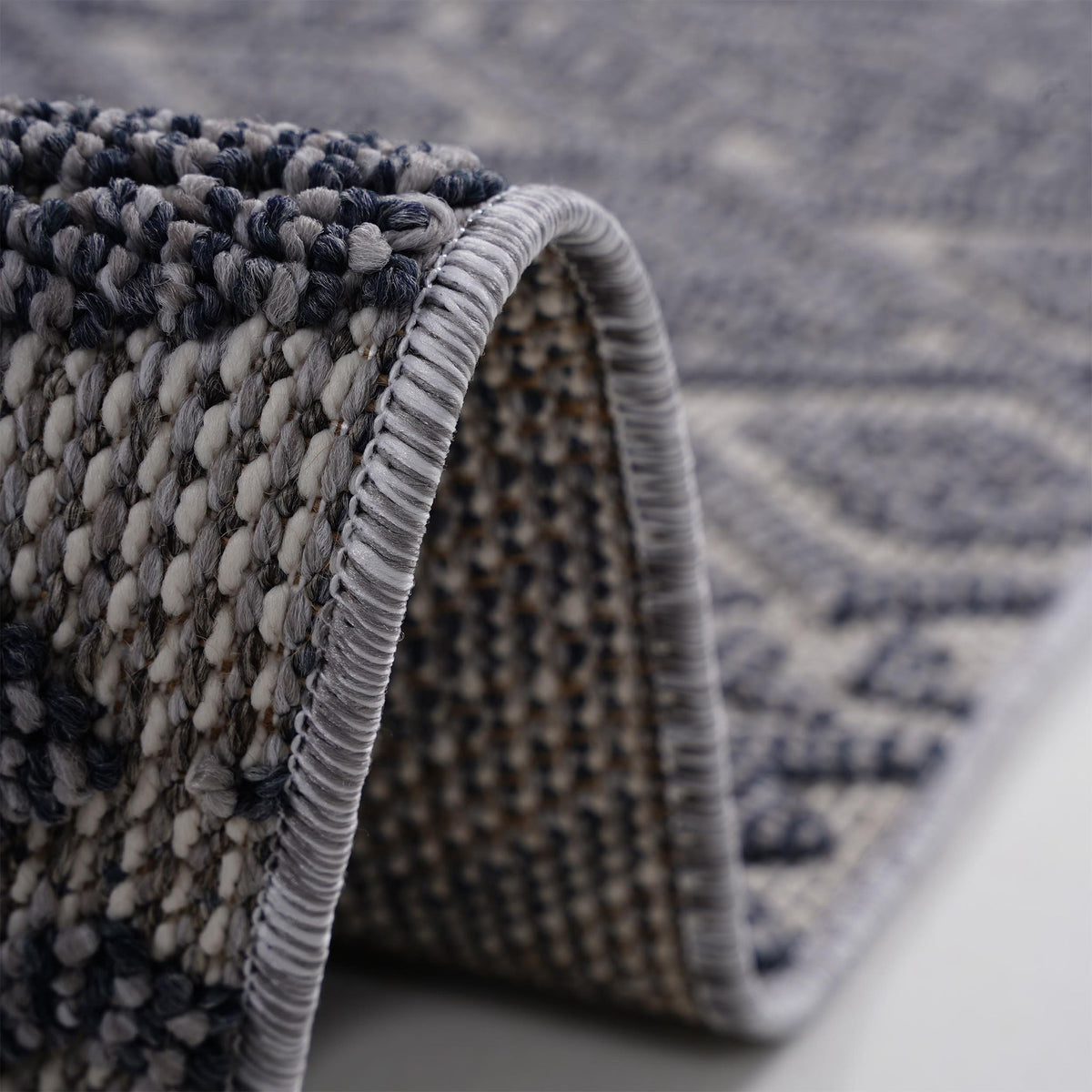 Guros - Trendy Traditional Indoor / Outdoor Rug