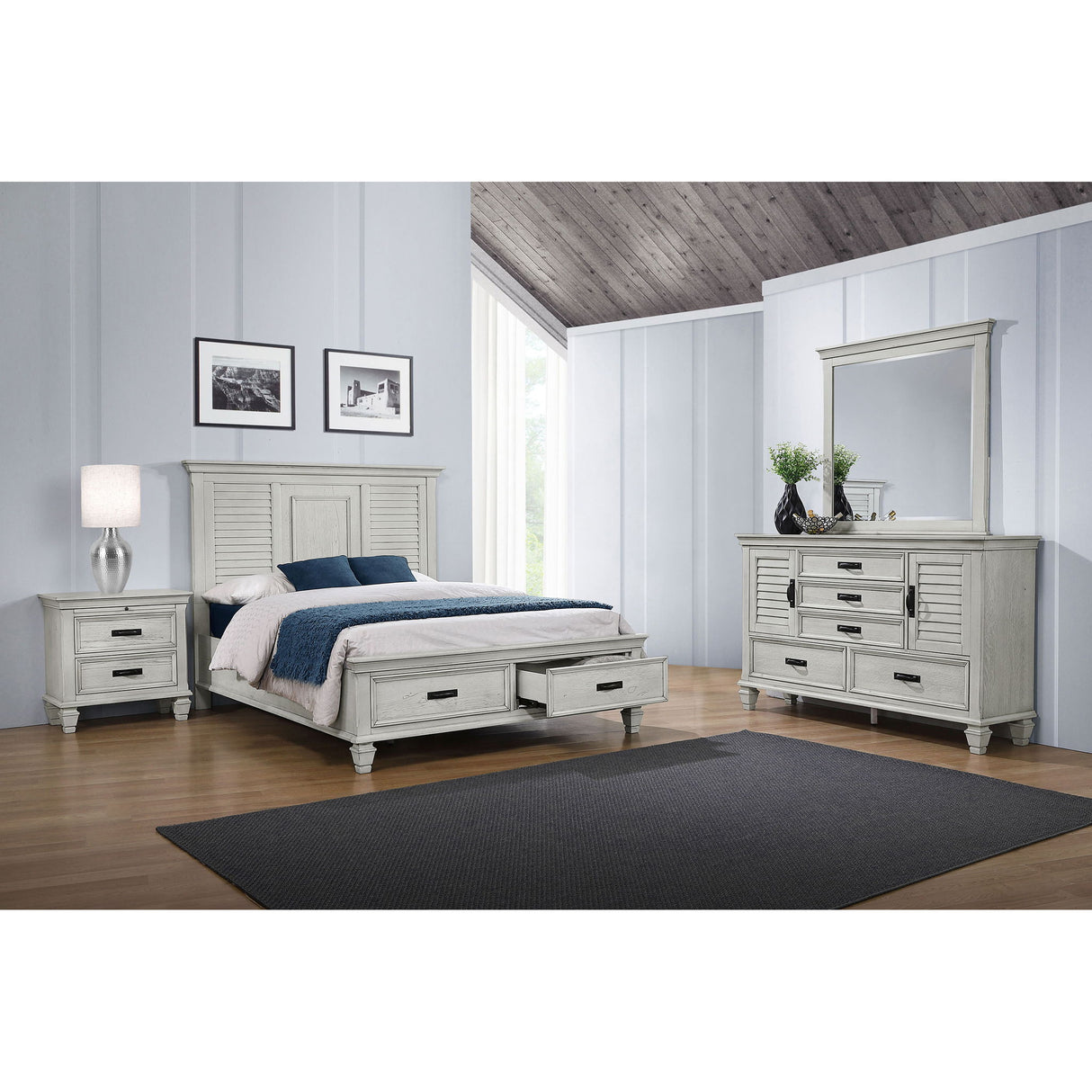 Lockeford - 4 Piece Queen Size Bedroom Set With Coordinated Mirror - White